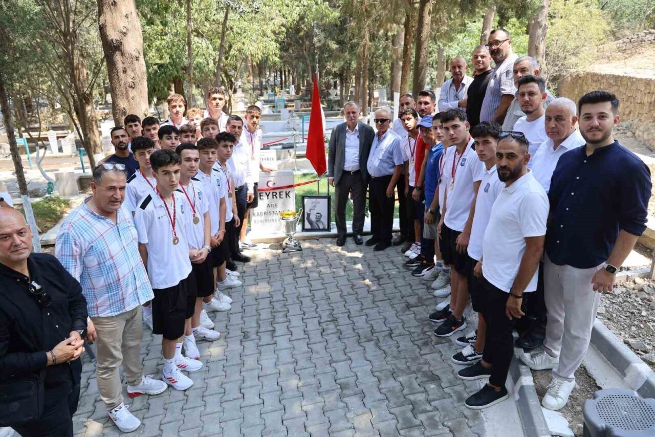Türkiye şampiyonu olan Yunusemre Belediyespor U17 Futbol Takımı, bu tarihi