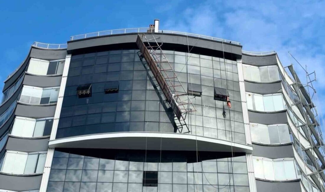 Samsun’un Canik ilçesinde 11 katlı bir apartmanın dış cephe tadilatı