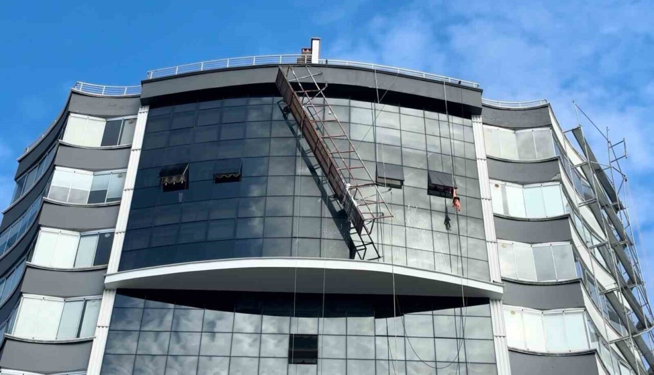 Samsun’un Canik ilçesinde 11 katlı bir apartmanın dış cephe tadilatı