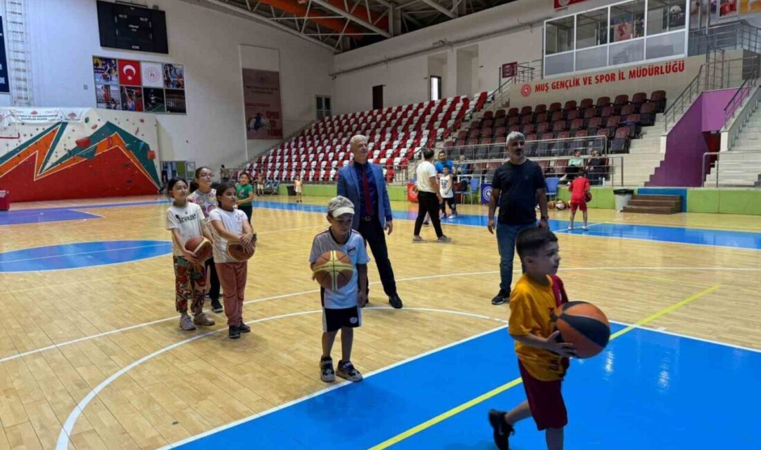 Yaz Spor Okulları ve yüzme kurslarını ziyaret ederek gençlerle bir