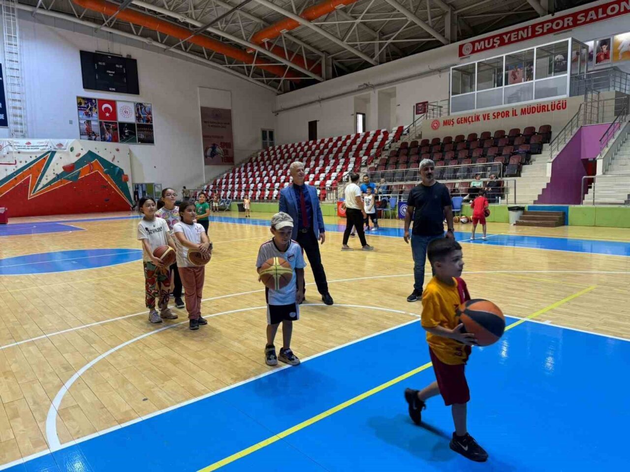 Yaz Spor Okulları ve yüzme kurslarını ziyaret ederek gençlerle bir