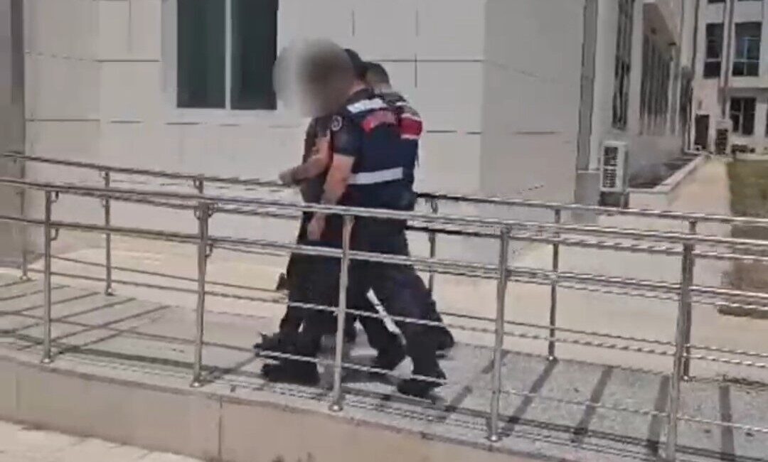 Adana İl Jandarma Komutanlığı ekipleri uygulama sırasında durdukları kimliksiz şahsın