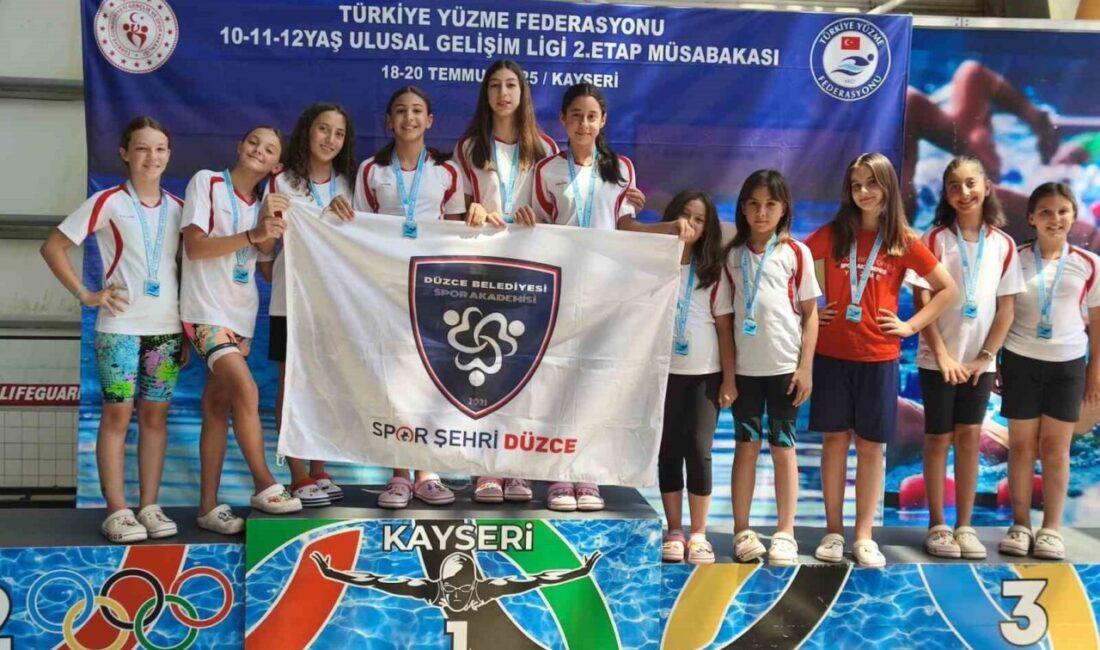 DÜZCE(İHA) – Düzce Belediyesi Spor Akademisi Yüzme Takımı farklı sitillerde