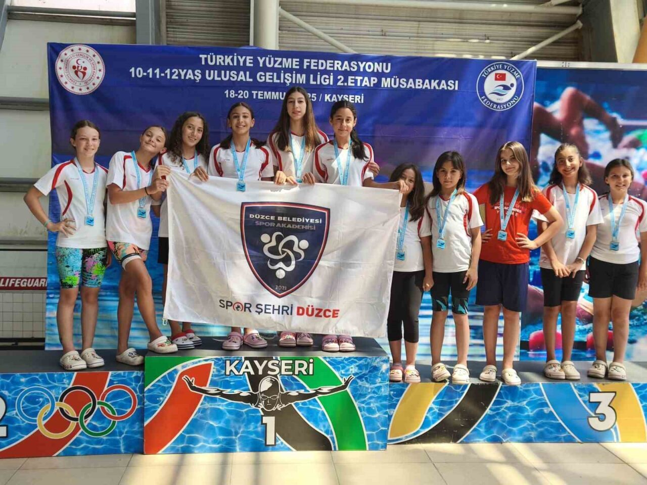 DÜZCE(İHA) – Düzce Belediyesi Spor Akademisi Yüzme Takımı farklı sitillerde