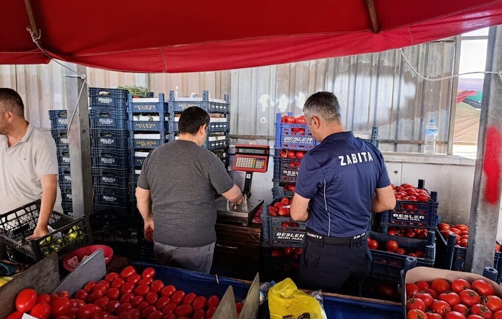 Sivas Belediyesi Zabıta Müdürlüğü ekipleri, vatandaşların güvenilir alışveriş yapmasını sağlamak