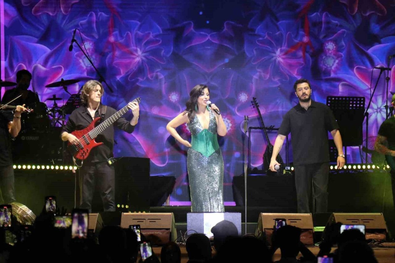 Denizli Motorlu Taşıtlar Fuarı’nın 3. gününde sahne alan Zara, seslendirdiği