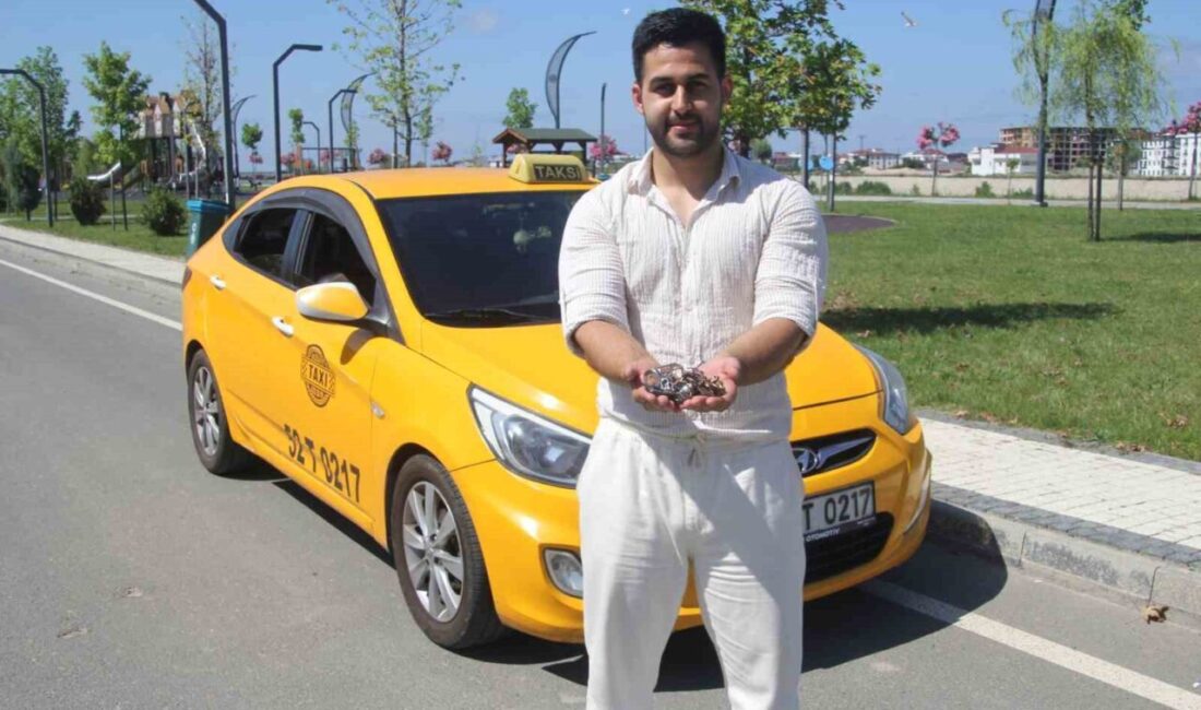 Ordu’da taksicilik yapan Bulut Samet Yanık, müşterilerine sıra dışı bir