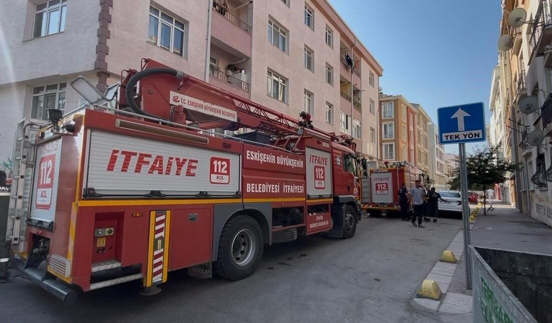 Eskişehir’de bir apartman dairesinin salonunda çıkan yangında bina tahliye edilirken,