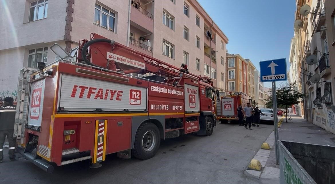 Eskişehir’de bir apartman dairesinin salonunda çıkan yangında bina tahliye edilirken,
