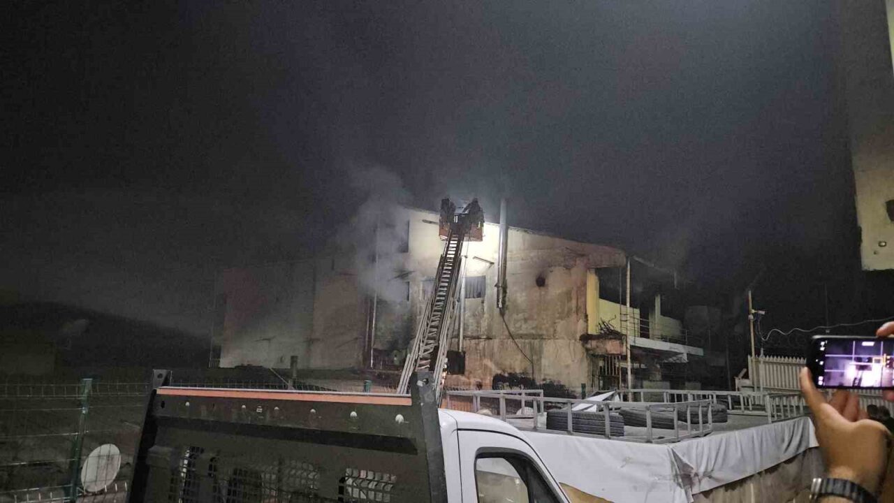 Zeytinburnu’nda 3 katlı boya imalathanesi ve demir kaplama atölyesinde yangın