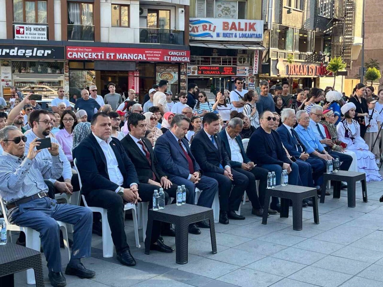 Zeytinburnu’nda “Ulusal Dombra Günü” etkinliği düzenlendi. Programda öğrenciler tarafından dombra