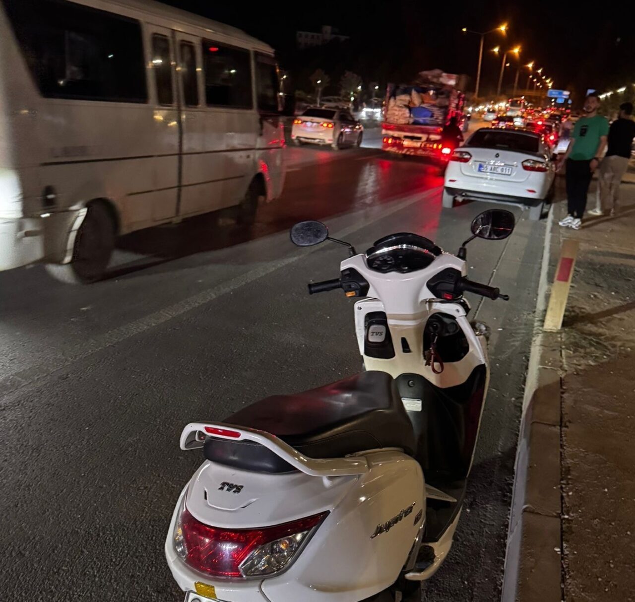 Adıyaman’da, iki otomobil bir motosikletin karıştığı zincirleme trafik kazasında 2