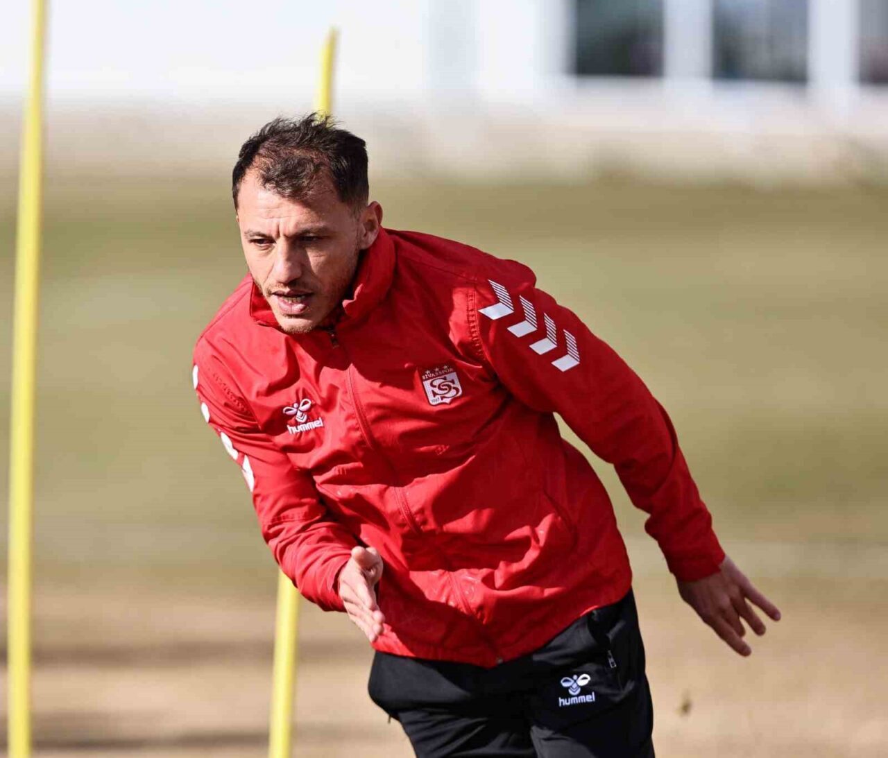 Sivasspor’da sözleşmesi sona eren takım kaptanlarından Ziya Erdal, yaptığı yazılı