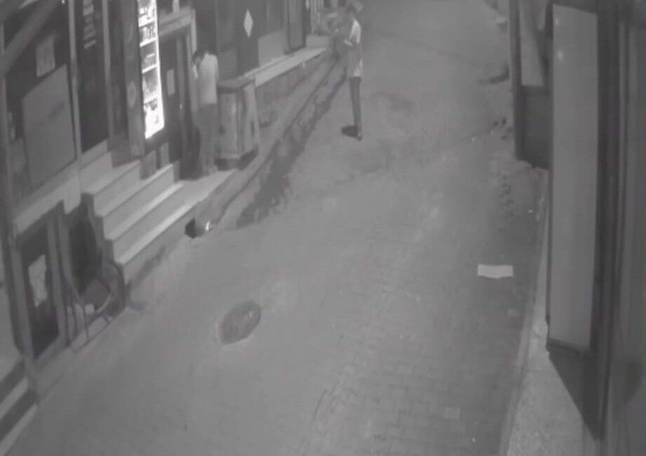 Batman’ın Sason ilçesinde bir grup, kırdıkları dolaptan dondurmaları çalarak kayıplara