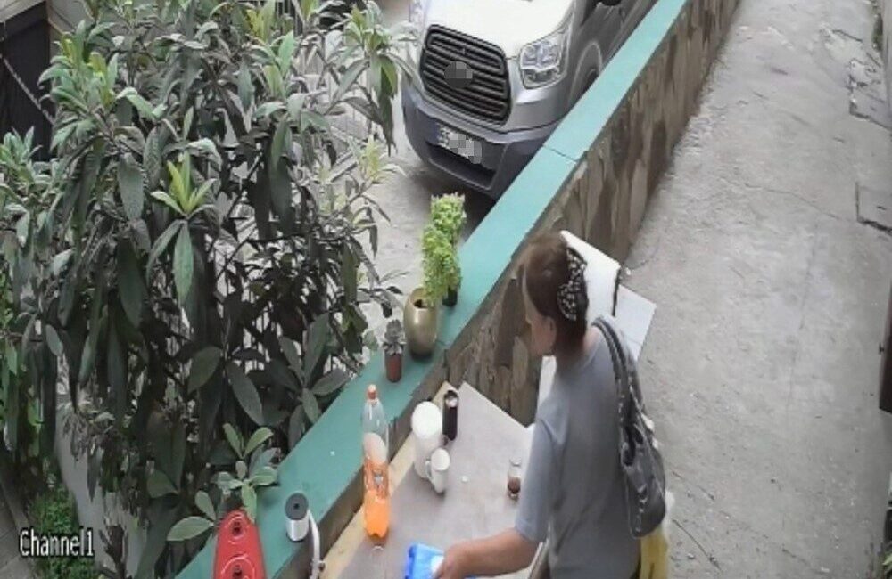 Samsun’da bir çiçekçide hırsızlık yaparken yakalanan kadının geriye doğru güvenlik