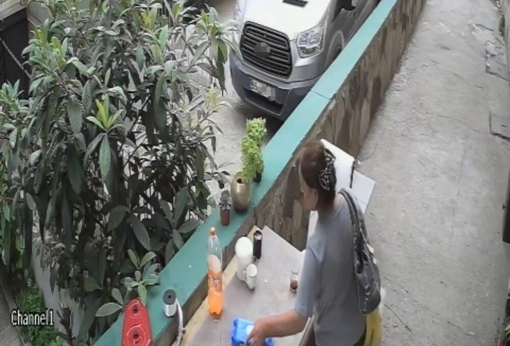 Samsun’da bir çiçekçide hırsızlık yaparken yakalanan kadının geriye doğru güvenlik