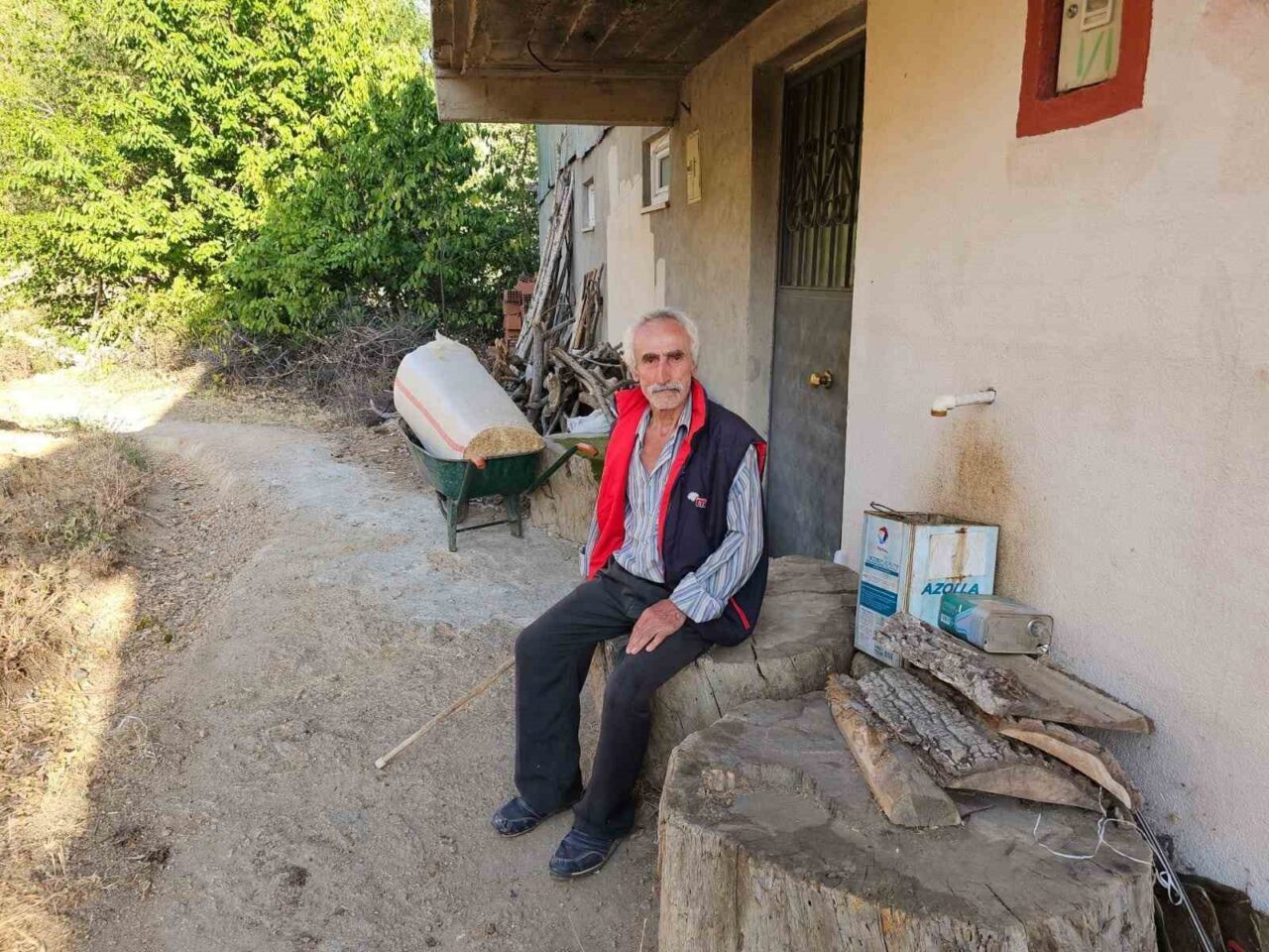 Erzurum’un İspir ilçesine bağlı Çamlıkaya Cebecili Mahallesi’nde yaşayan Mustafa Bozdemir,