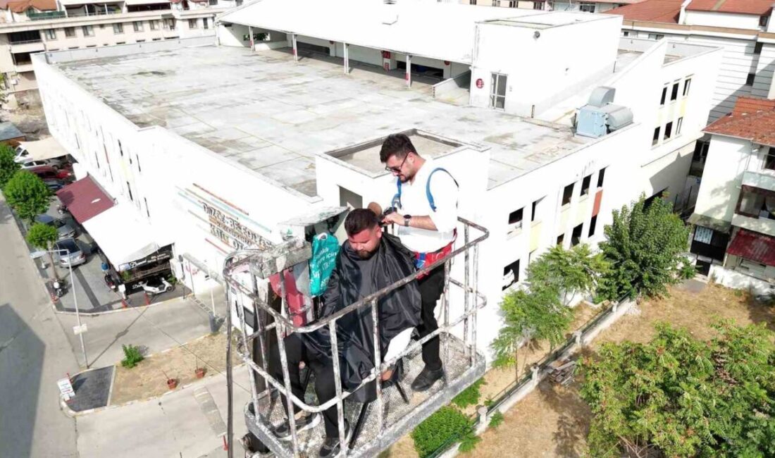 Düzce’de berber Barış Kahya, yeni açtığı dükkanının ilk tıraşını vinç