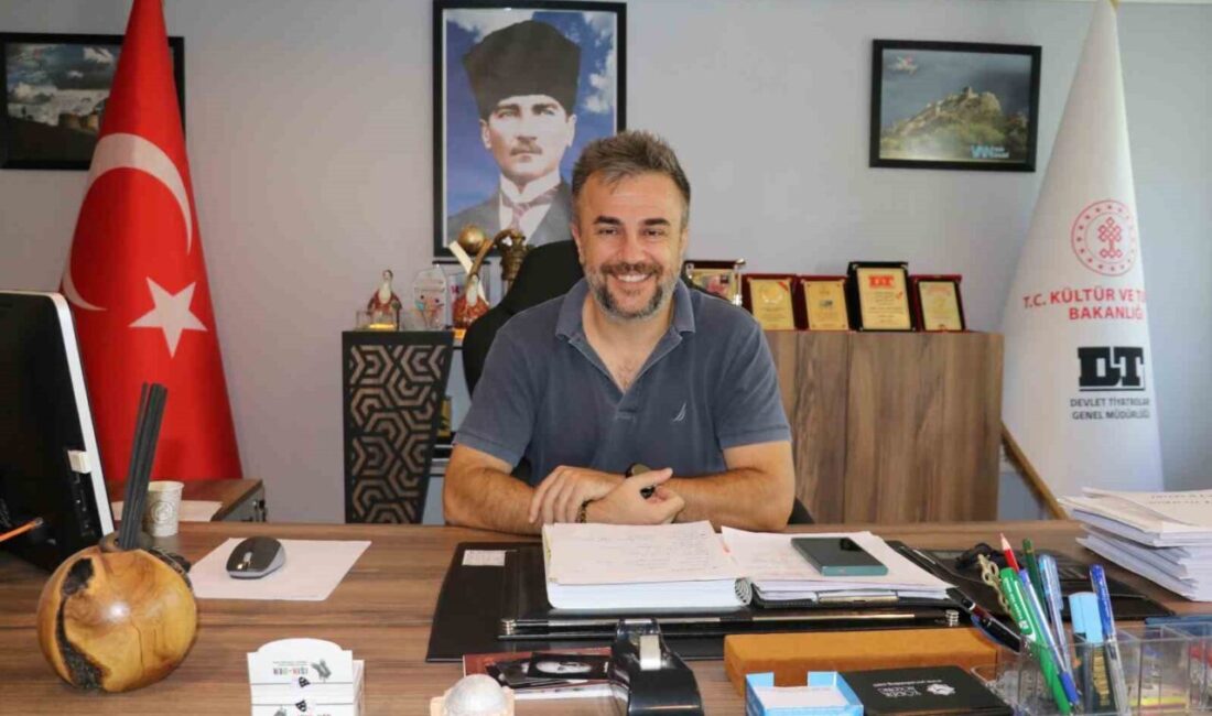 Van’da öğrenci olduğu sırada bir oyun vasıtasıyla Van Devlet Tiyatrosu