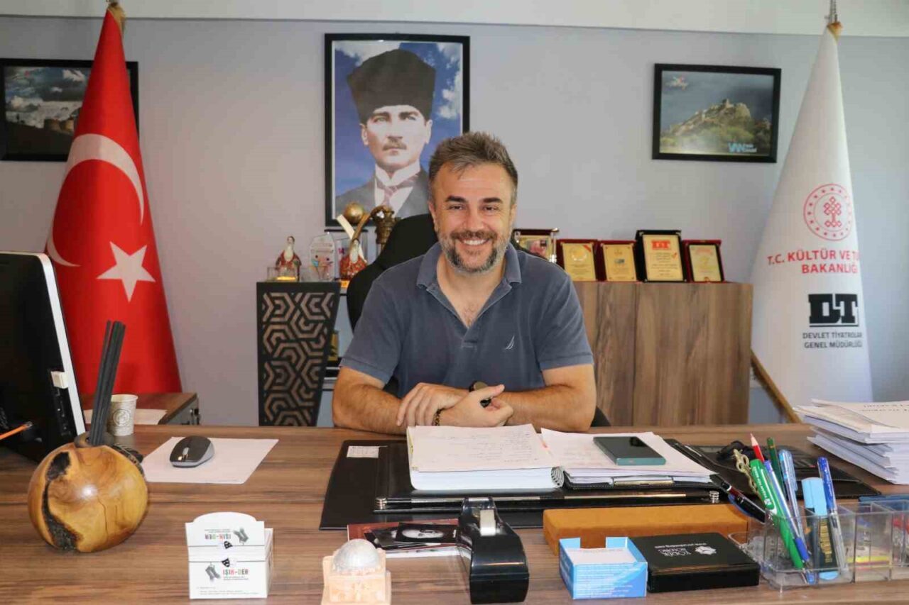 Van’da öğrenci olduğu sırada bir oyun vasıtasıyla Van Devlet Tiyatrosu