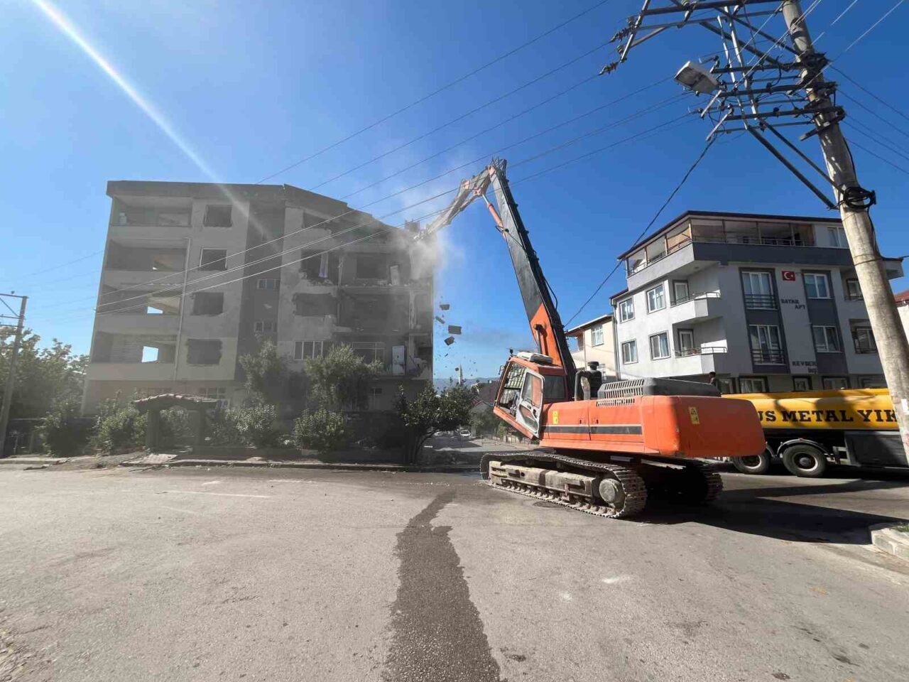 Kocaeli’nin Derince ilçesinde 1999 Marmara Depremi’nde ağır hasar gören ve