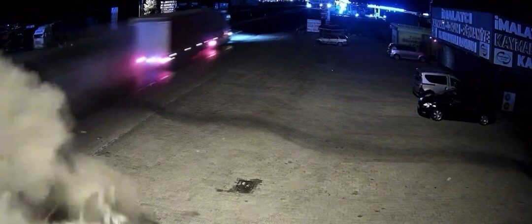 Afyonkarahisar’da tırın otomobile çarparak yol kenarına fırlattığı trafik kazasında 2