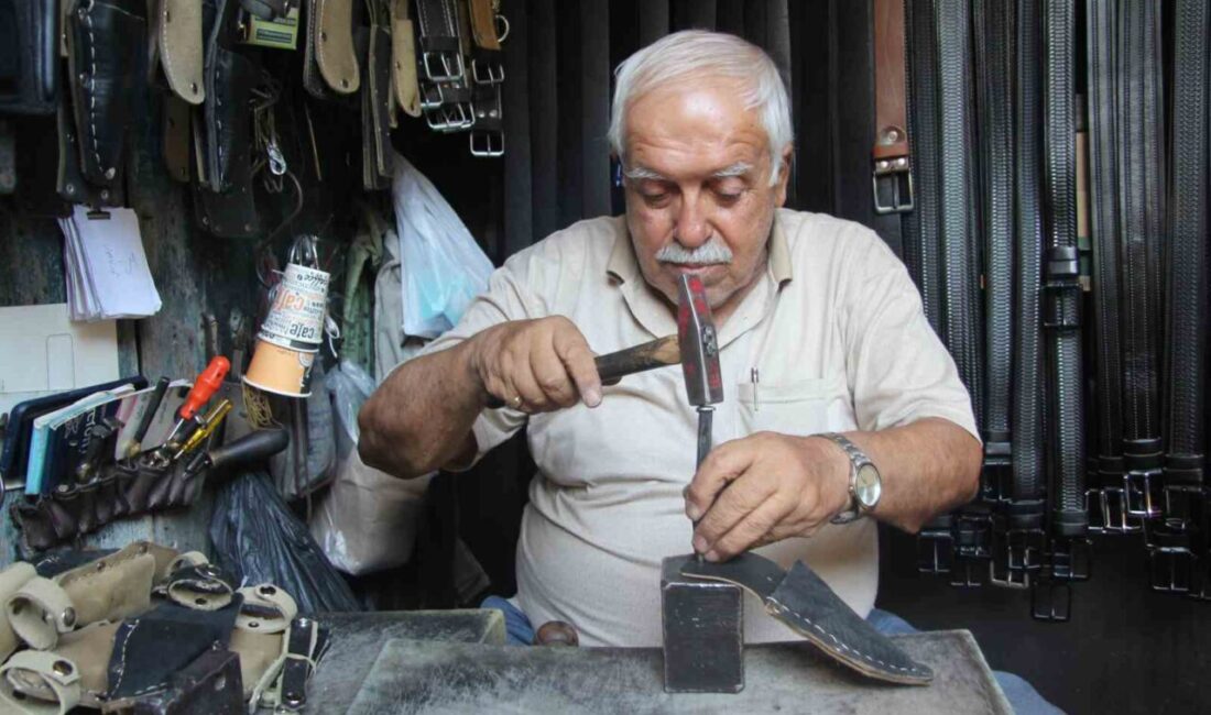 Gaziantep’te Ökkeş Özsabancıoğlu, 2 metrekarelik dükkanında babasından öğrendiği saraciye mesleğini