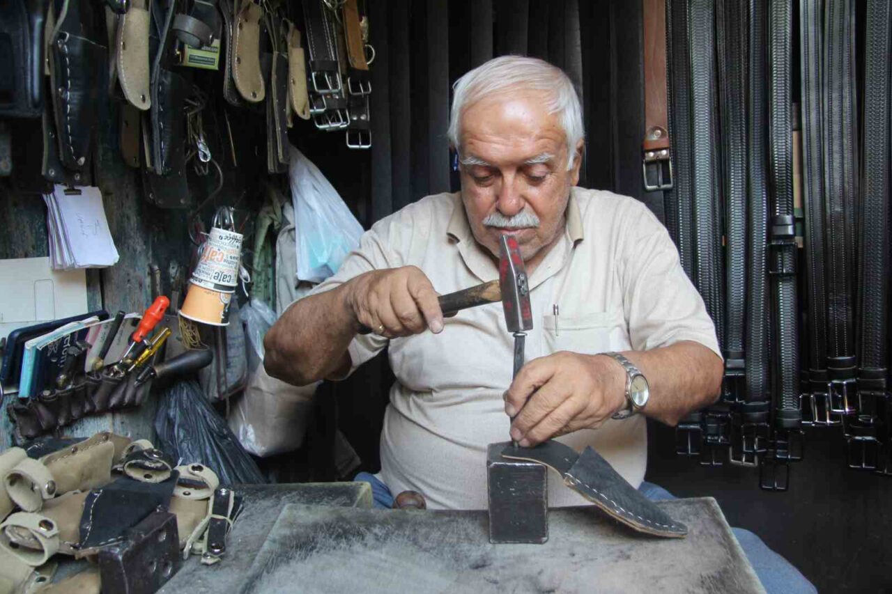 Gaziantep’te Ökkeş Özsabancıoğlu, 2 metrekarelik dükkanında babasından öğrendiği saraciye mesleğini