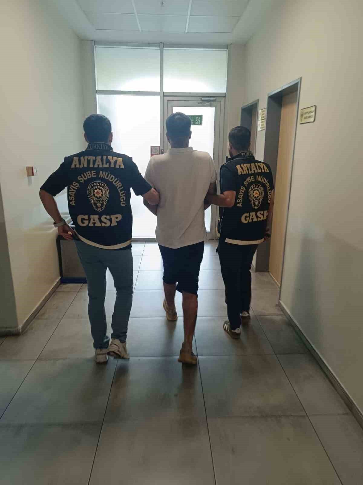 Antalya’nın Aksu ilçesinde 8 iş yerinin kül olduğu ve yaklaşık