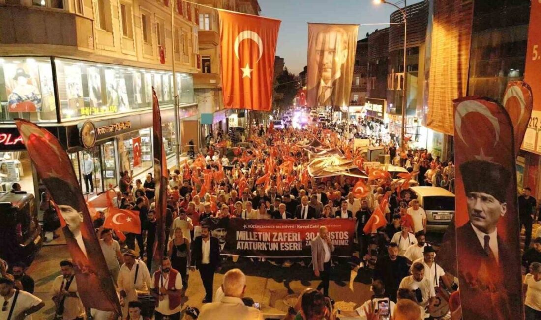 Küçükçekmece’de 30 Ağustos Zafer Bayramı coşkuyla kutlandı. Yüzlerce vatandaşın katıldığı