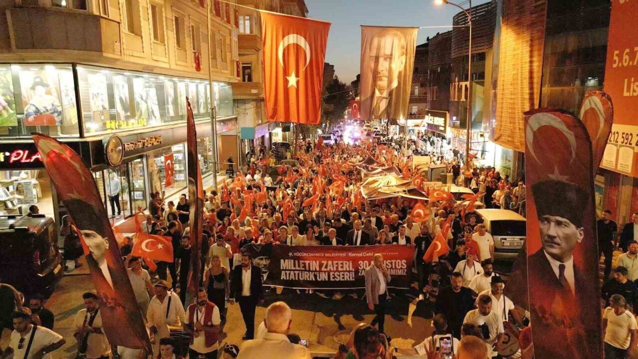Küçükçekmece’de 30 Ağustos Zafer Bayramı coşkuyla kutlandı. Yüzlerce vatandaşın katıldığı