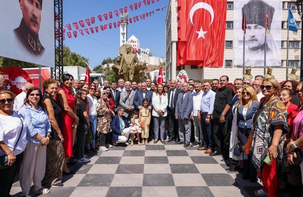 Keçiören’de, 30 Ağustos Zafer Bayramı kutlamaları çelenk sunumu ile başladı.