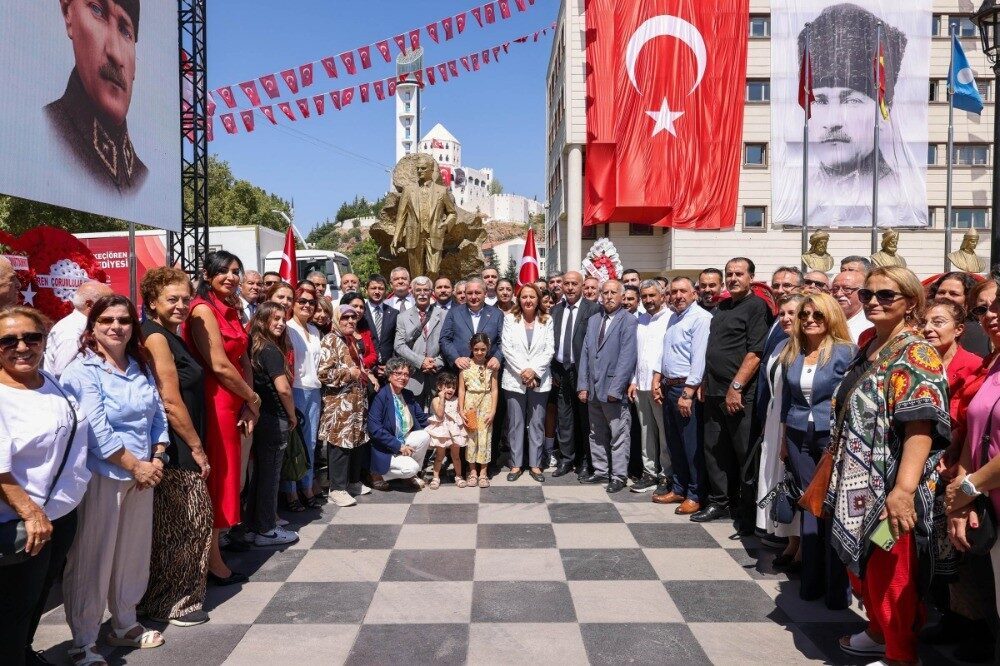 Keçiören’de, 30 Ağustos Zafer Bayramı kutlamaları çelenk sunumu ile başladı.