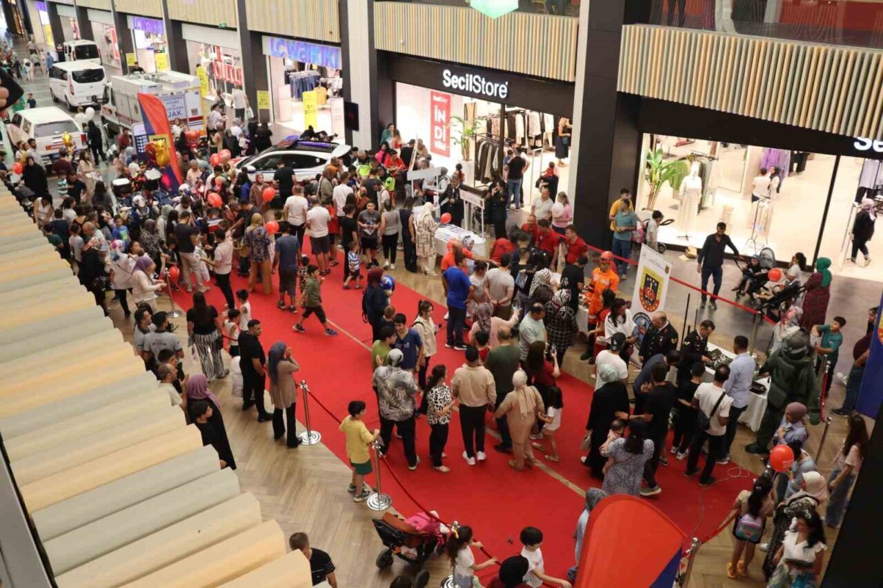 Kayseri İl Jandarma Komutanlığı tarafından Kumsmall AVM’de açılan stantla jandarma