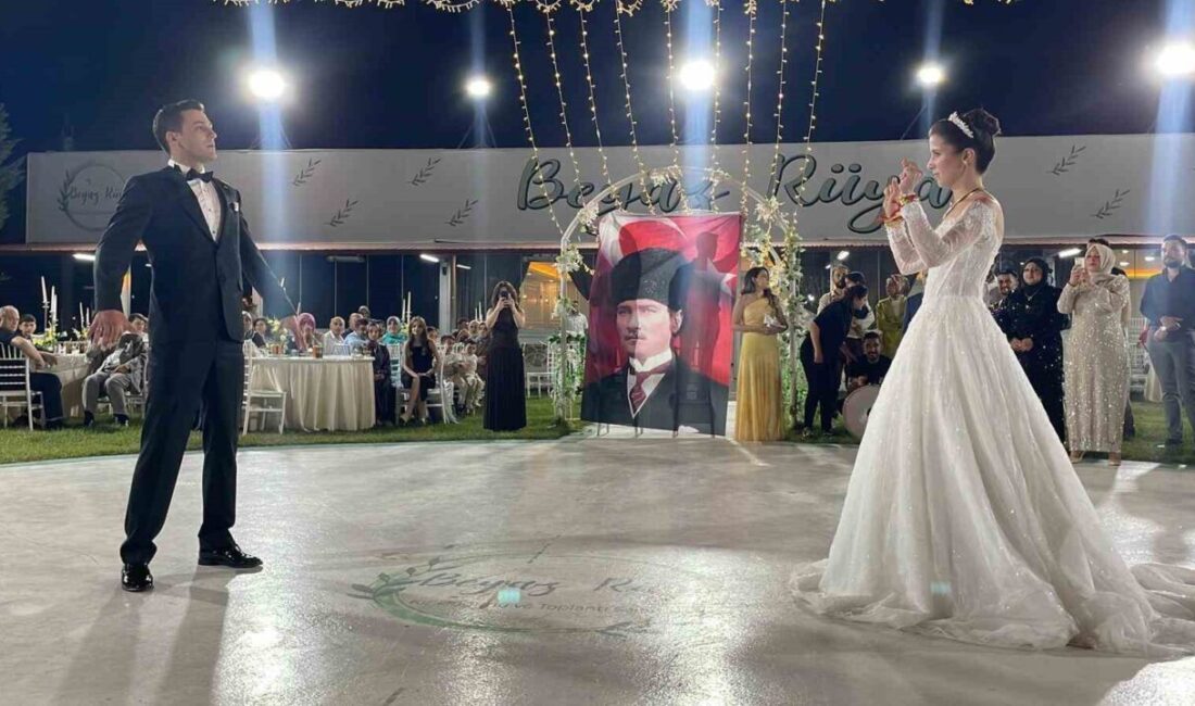 Sakarya’nın Pamukova ilçesinde 30 Ağustos Zafer Bayramı’nda dünyaevine giren çift,