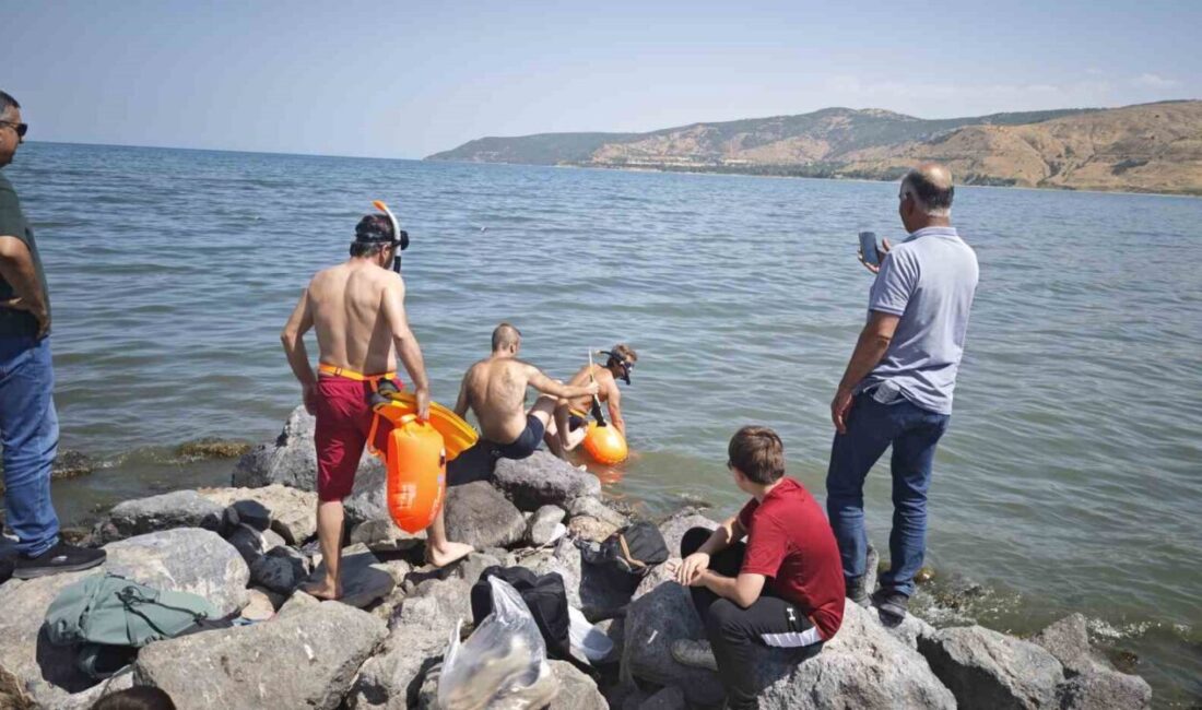 Bitlis’in Tatvan ilçesinde 3 yüzücü, 30 Ağustos Zafer Bayramı dolayısıyla