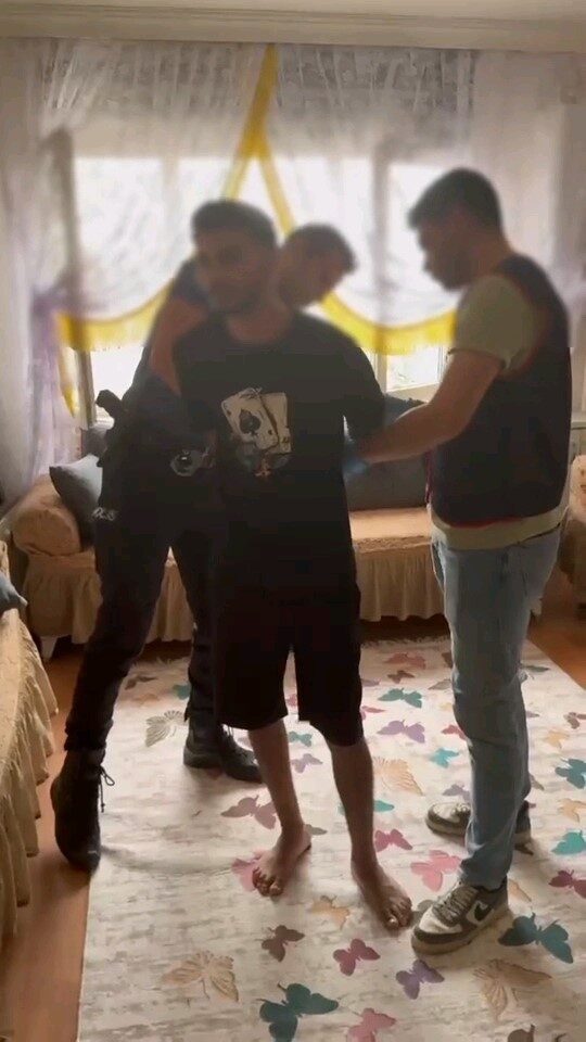 Edirne’nin İpsala ilçesinde polis ve jandarma ekiplerinin düzenlediği ortak operasyonda,