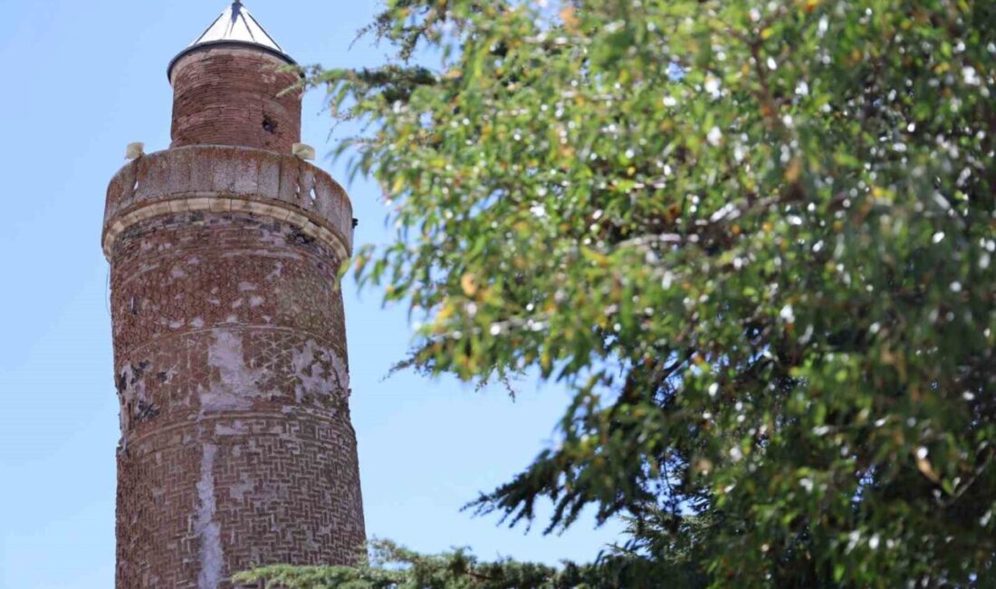 Elazığ’daki Harput Ulu Camii, yaz aylarında yoğun ziyaretçi ağırlıyor. Büyük
