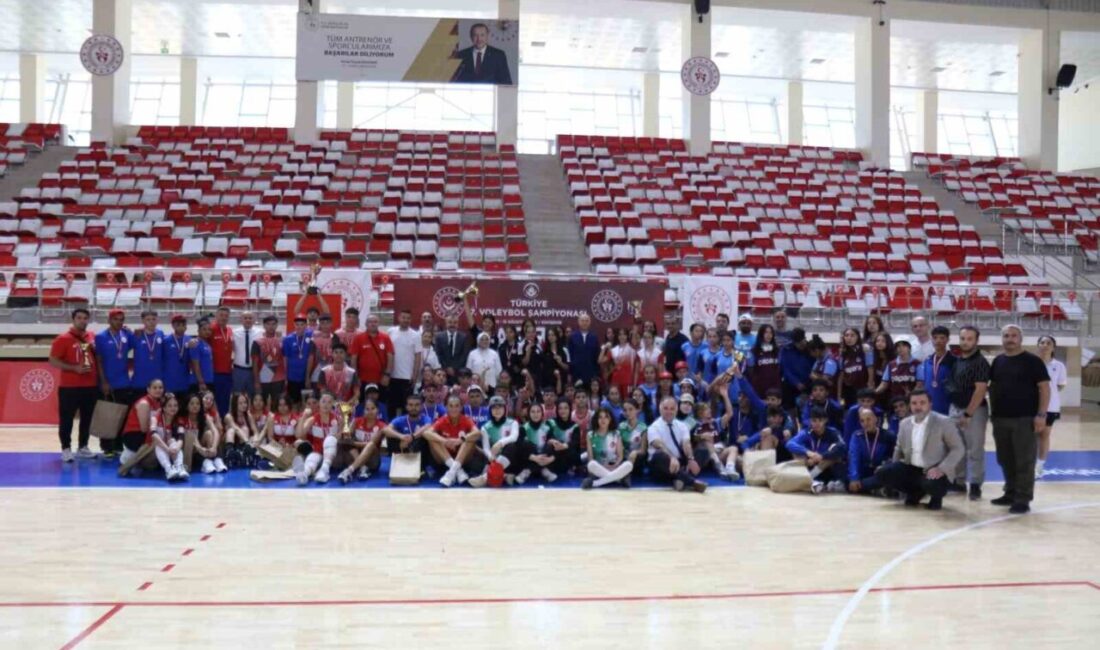 Eskişehir’de düzenlenen ’7. Türkiye Voleybol Şampiyonası’nın şampiyonu Muş ve İstanbul