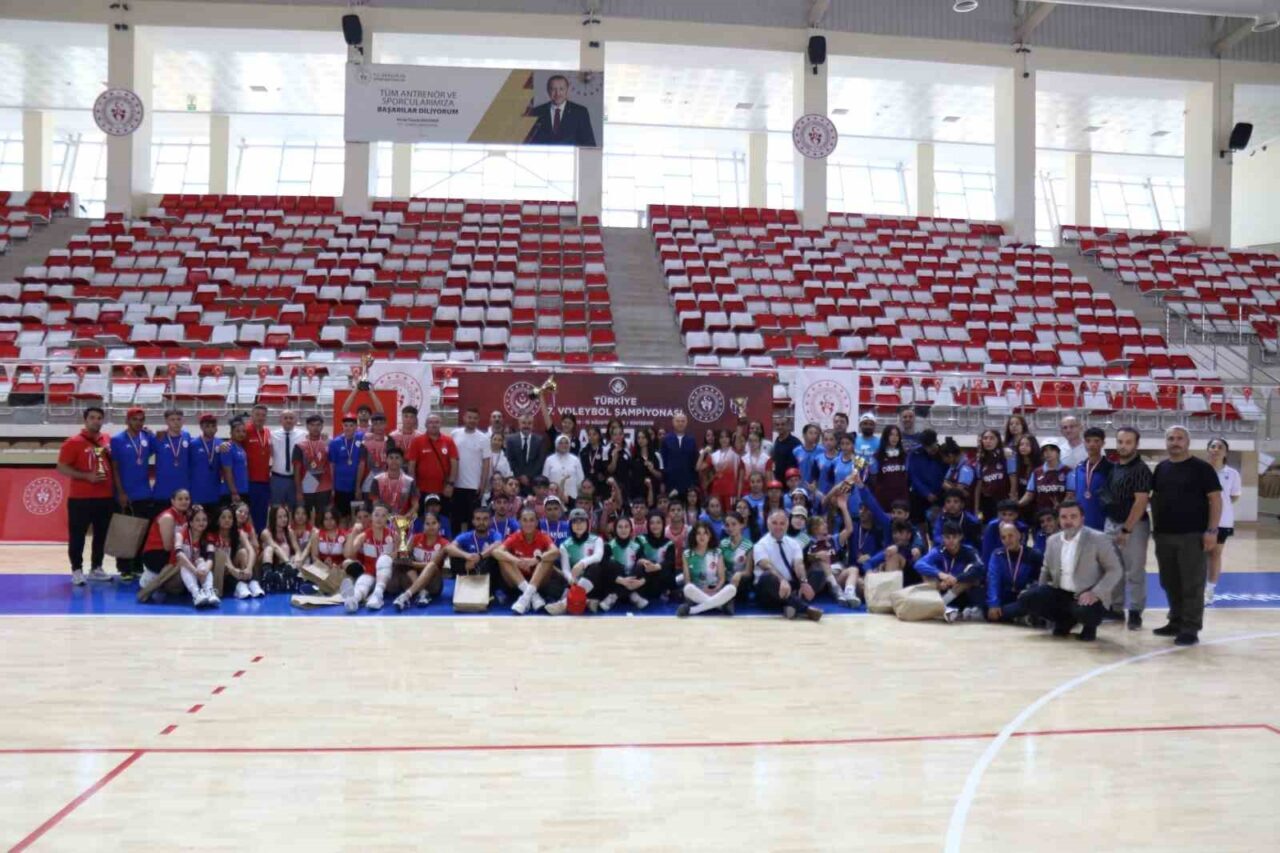 Eskişehir’de düzenlenen ’7. Türkiye Voleybol Şampiyonası’nın şampiyonu Muş ve İstanbul