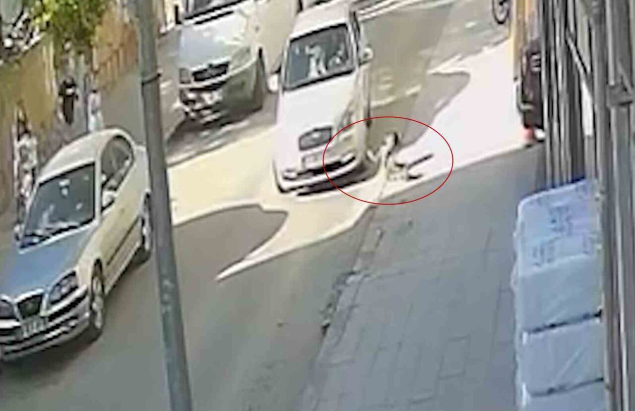 Kırıkkale’de yolun karşısına koşan çocuğa otomobilin çarptığı kaza anı, bir