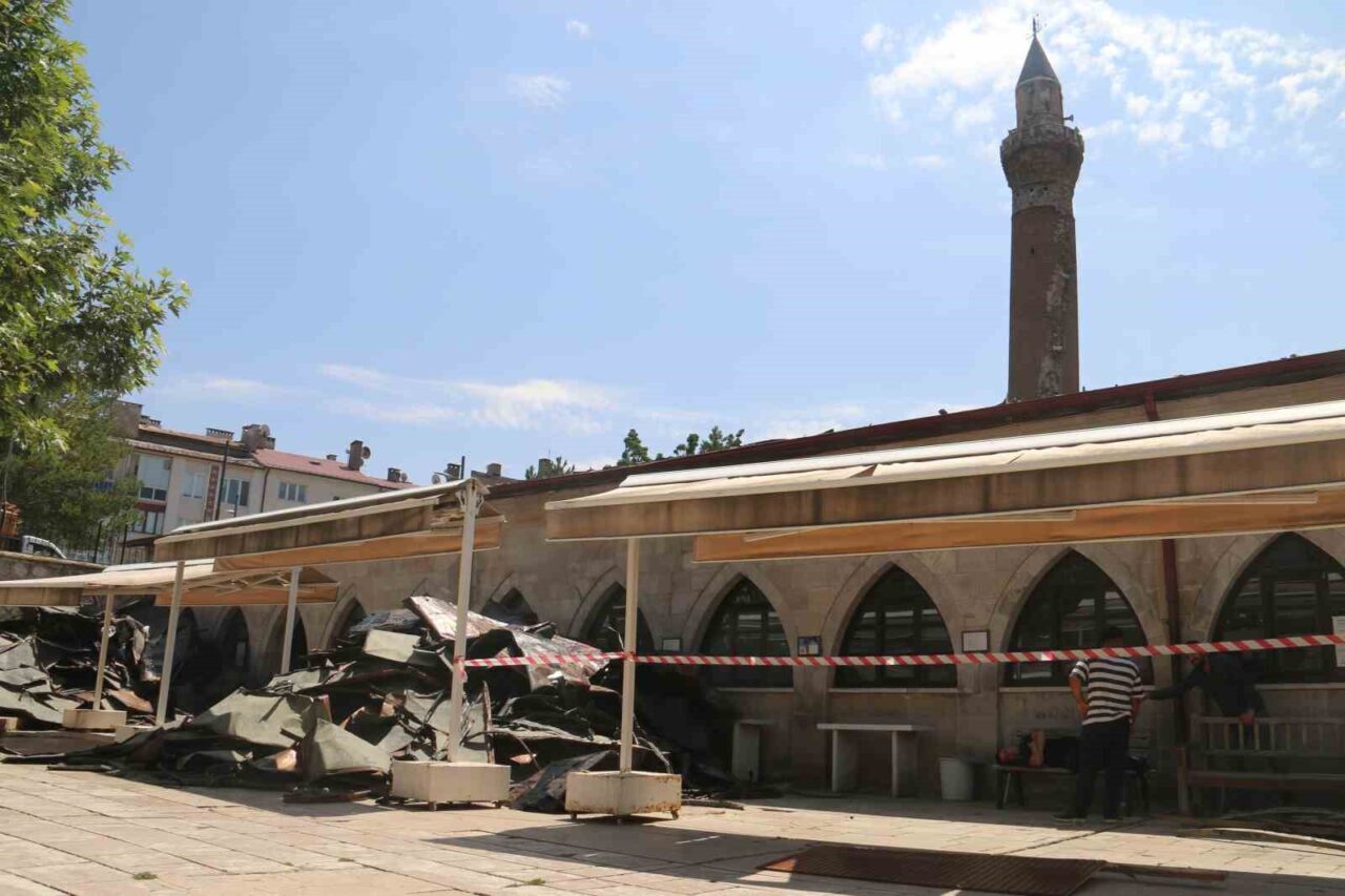 Anadolu’nun en eski camilerinden birisi olan tarihi Sivas’taki Ulu Cami,