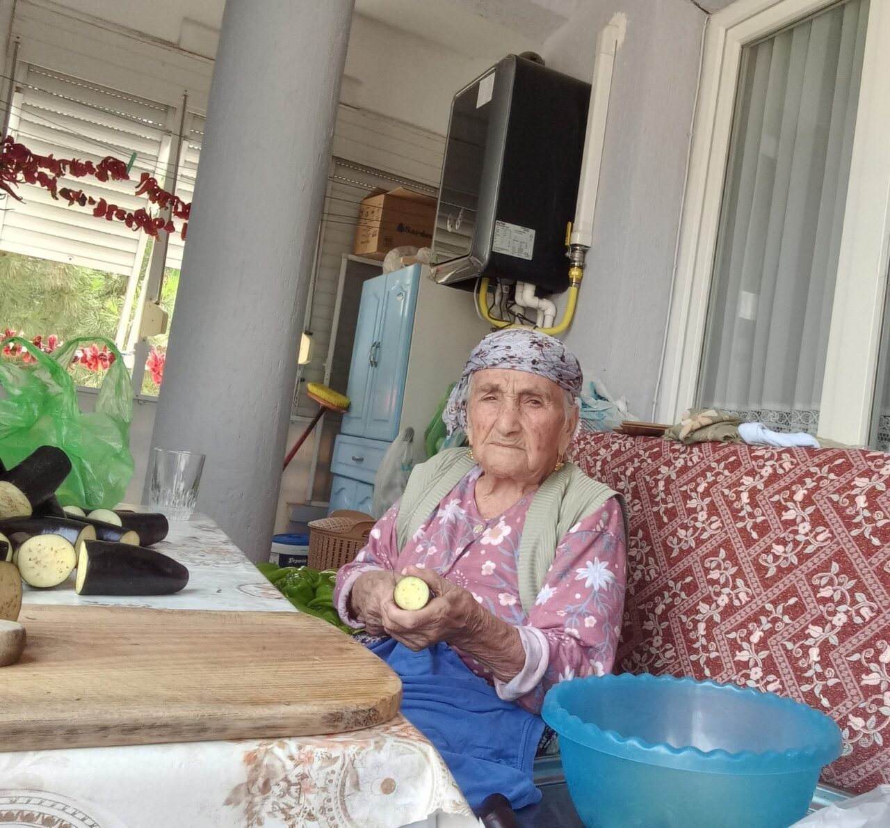 Manisa’nın Sarıgöl ilçesine bağlı Aşağıkoçaklar Mahallesi’nde yaşayan 96 yaşındaki Fatma