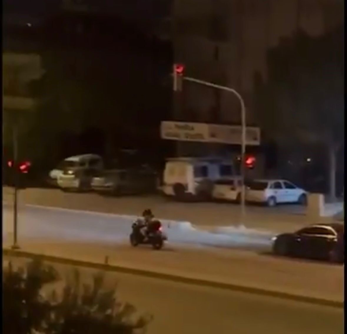 Denizli’de gece saatlerinde bir vatandaşın sosyal medyada paylaştığı abartılı egzozlu