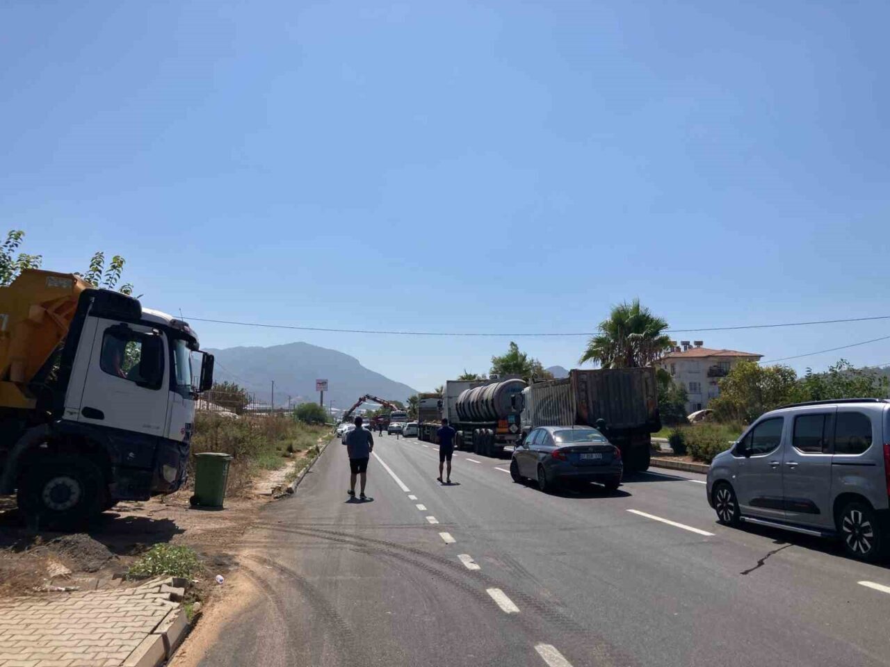 Antalya’nın Gazipaşa ilçesinde açık damperiyle seyreden kamyon, Elektronik Denetleme Sistemi