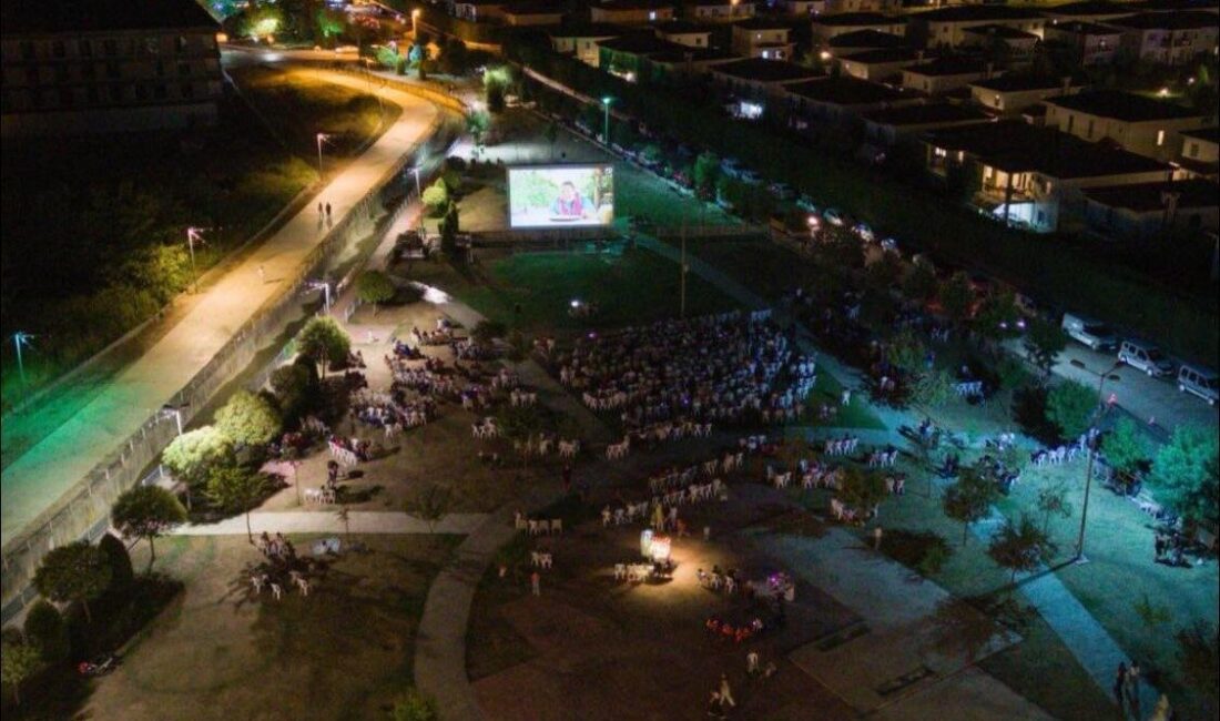 Kartepe Belediyesi tarafından düzenlenen “Açık Hava Sinema Geceleri” etkinliğinde “Bizim