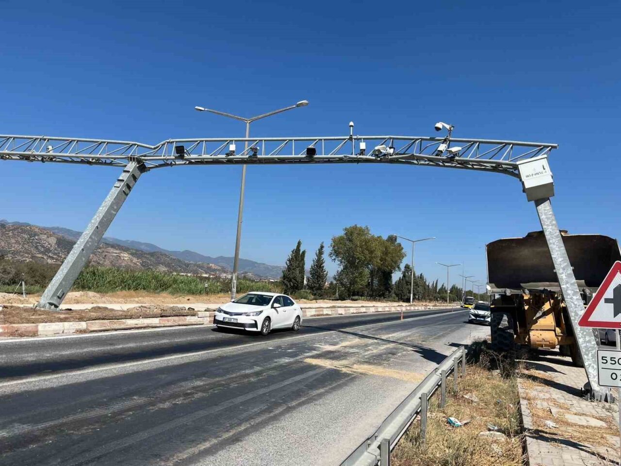 Aydın’ın İncirliova ilçesinde bir kamyonun açık unutulan damperi, Plaka Tanıma