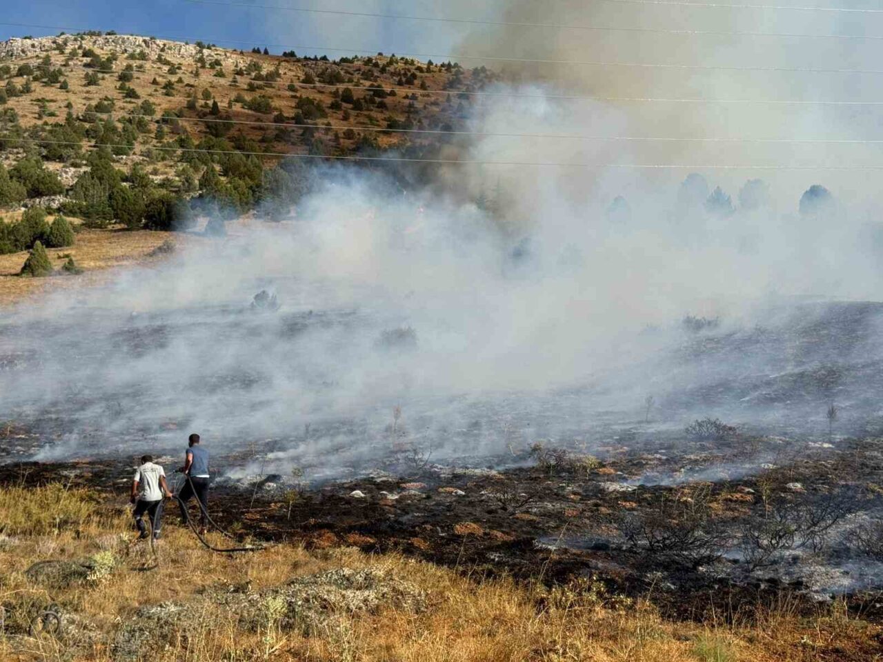 Adana’nın Tufanbeyli ilçesinde anız yangını ormanlık alana sıçradı. Yangının kontrol