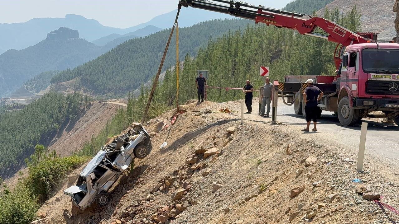 Adana’nın Kozan ilçesinde yaklaşık 70 metrelik uçuruma yuvarlanan biri bebek