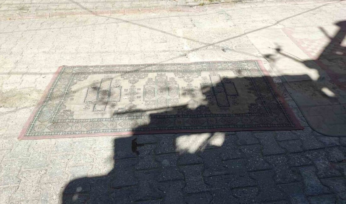 Adana’da bozulmuş yolları yapmadığı için Seyhan Belediyesine tepki gösteren vatandaşlar,